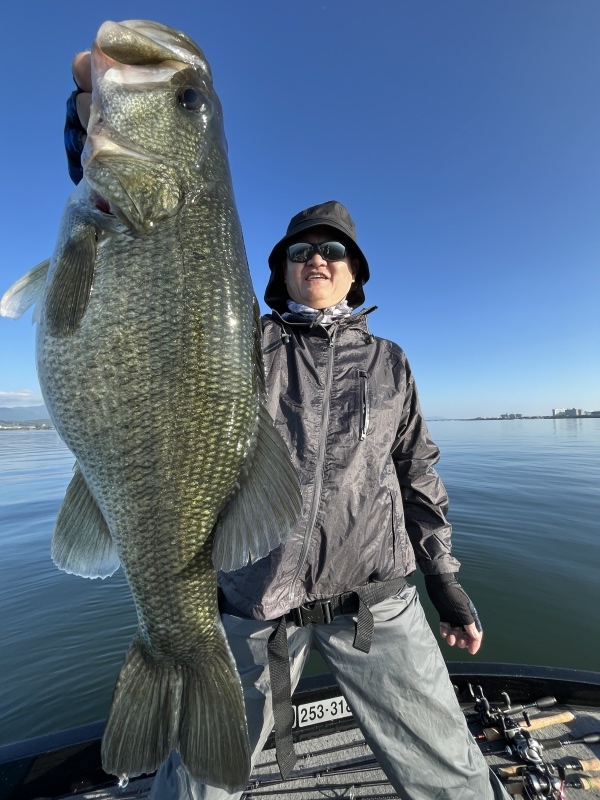 10月9日大熊ガイド「穏やかな湖面でビッグな59cm!!その他48cm他グッドサイズ＆レギュラーサイズ多数」